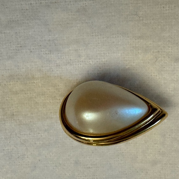 Large Pearl tear drop post earrings - Picture 2 of 4